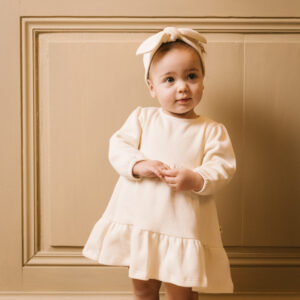 Baby wearing dress and hair ribbon in pima cottoon - perla - Puno Collection | UAUA Collections