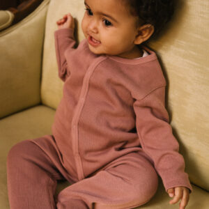 Toddler wearing basic footie in pima cotton - hibisco - Puno Collection | UAUA Collections