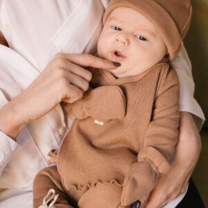 Baby wearing outfit in pima cotton - biscotti - Puno Collection | UAUA Collections