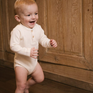 Toddler wearing onesie long sleeves in pima cotton - perla - Puno Collection | UAUA Collections