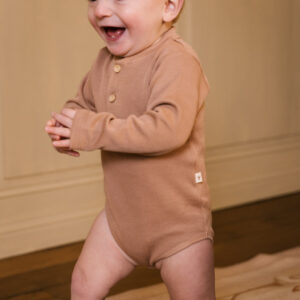 Toddler wearing onesie long sleeves in pima cotton - biscotti - Puno Collection | UAUA Collections