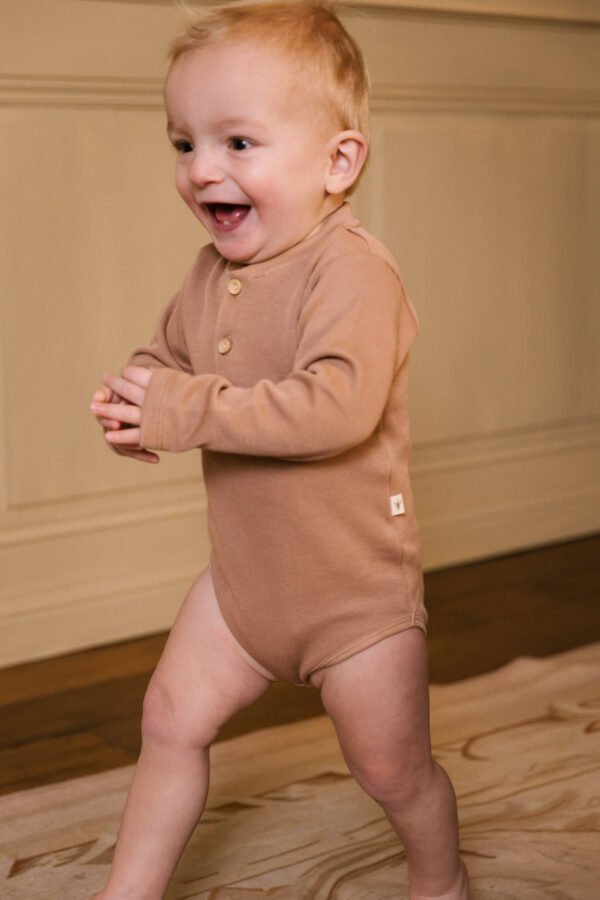 Toddler wearing onesie long sleeves in pima cotton - biscotti - Puno Collection | UAUA Collections