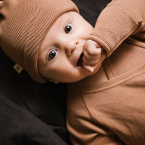 Baby wearing gown and baby hat in pima cotton - biscotti - Puno Collection | UAUA Collections