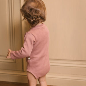 Toddler wearing onesie buttons long sleeves in pima cotton - hibisco - Puno Collection | UAUA Collections