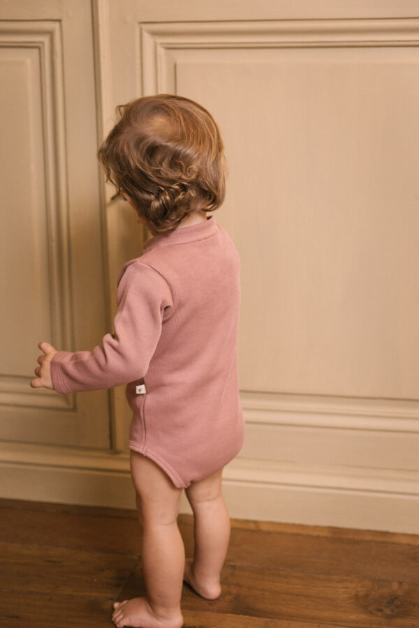 Toddler wearing onesie buttons long sleeves in pima cotton - hibisco - Puno Collection | UAUA Collections