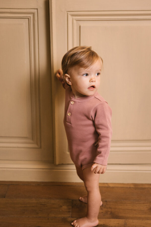 Toddler wearing onesie buttons long sleeves in pima cotton - hibisco - Puno Collection | UAUA Collections