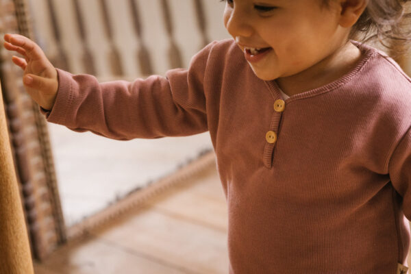 Toddler wearing tshirt long sleeves in pima cotton - hibisco - Puno Collection | UAUA Collections